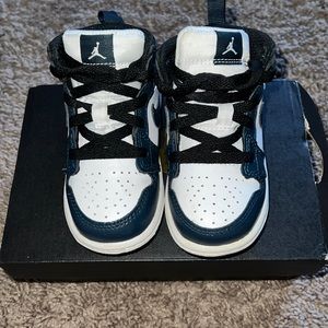 AIR JORDAN 1 MID 'ARMORY NAVY'